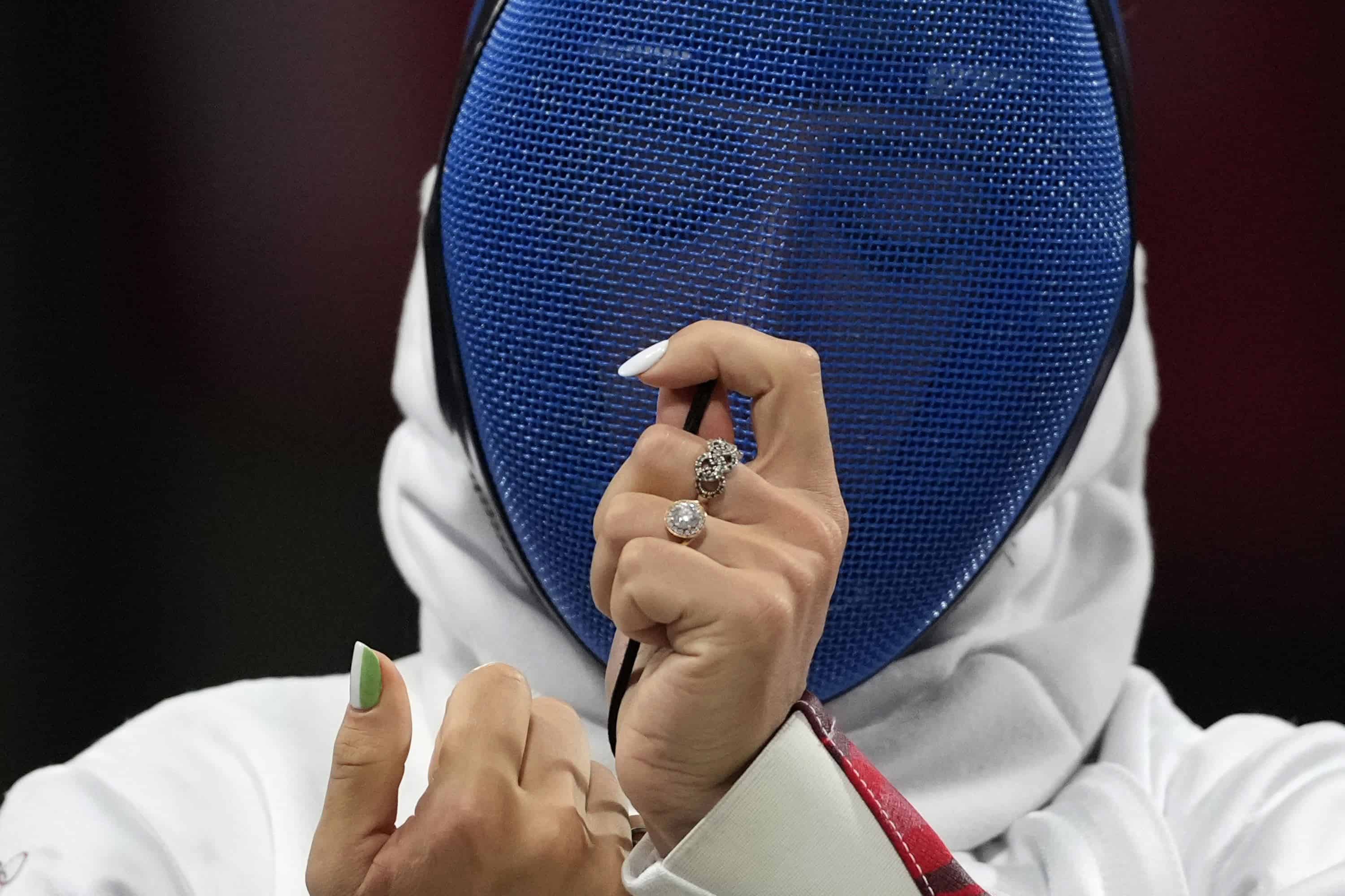 Alberta Santuccio, de Italia, se prepara para la ronda de 32 de espada individual femenina contra Kiria Tikanah Abdul Rahman, de Singapur, durante los Juegos Olímpicos de verano de 2024 en el Grand Palais, el sábado 27 de julio de 2024, en París, Francia.