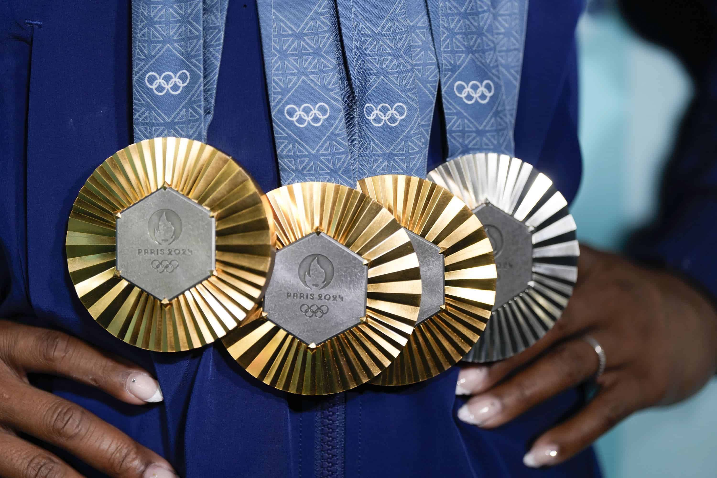 Simone Biles, de Estados Unidos, sostiene sus medallas después de las finales de gimnasia artística femenina con aparatos individuales Bercy Arena en los Juegos Olímpicos de Verano de 2024, el lunes 5 de agosto de 2024, en París, Francia.