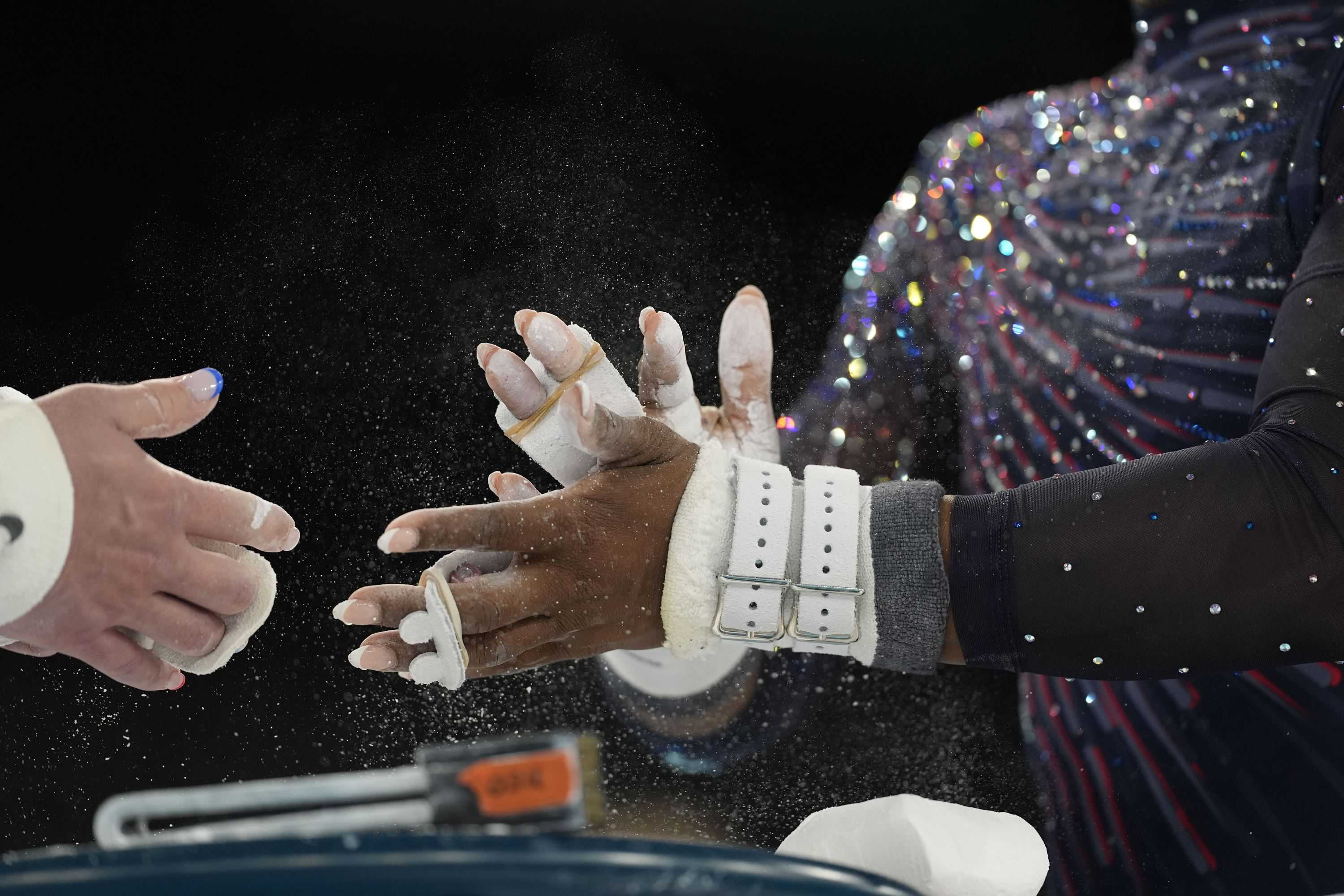 stados Unidos, anota durante una sesión de entrenamiento de gimnasia en el Bercy Arena de los Juegos Olímpicos de Verano de 2024, el jueves 25 de julio de 2024, en París, Francia.