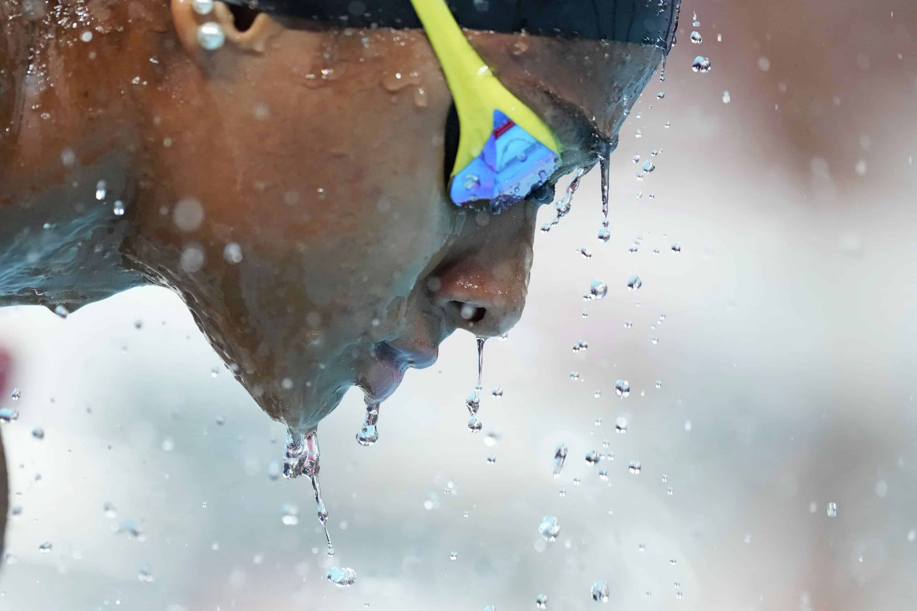 La italiana Sara Curtis compite con salpicaduras antes de la semifinal femenina de 50 metros estilo libre en los Juegos Olímpicos de verano en Nanterre, Francia, el sábado 3 de agosto de 2024.