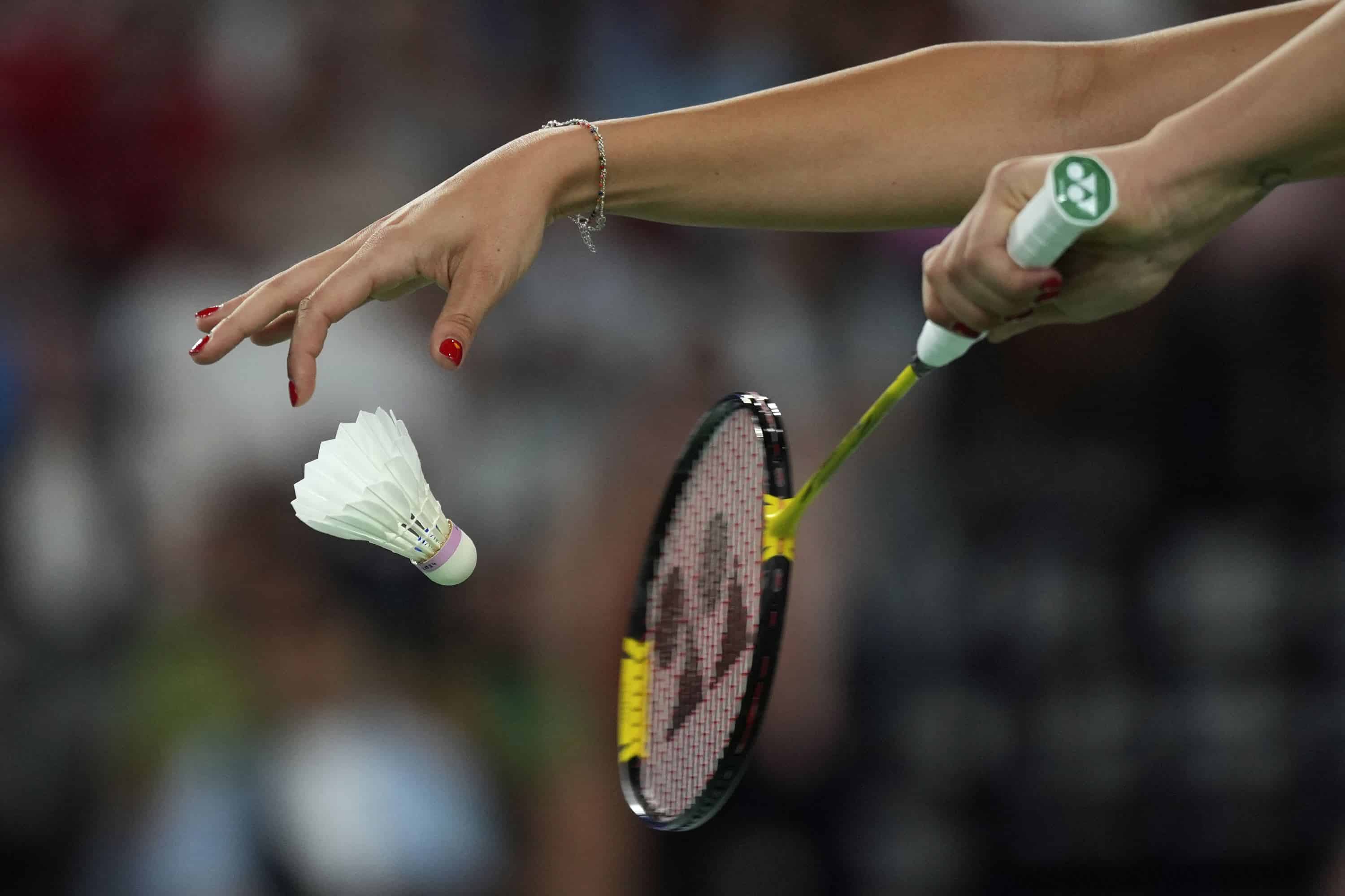 La española Carolina Marín le sirve un balón a la suiza Jenjira Stadelman durante su partido de fase de grupos de bádminton individual femenino en los Juegos Olímpicos de Verano de 2024, el domingo 28 de julio de 2024, en París, Francia.