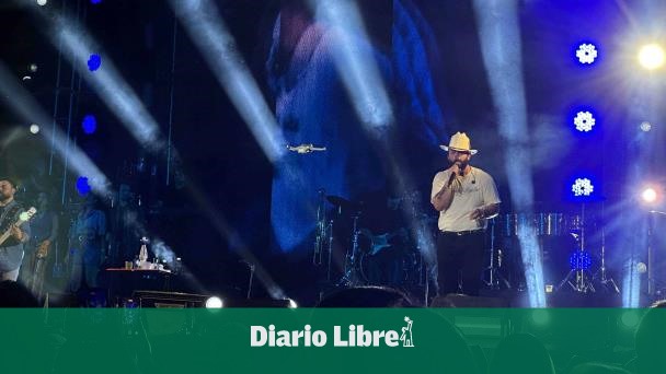Carin León enamora en primer concierto en República Dominicana