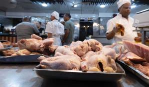 Comerciantes afirman que el costo del pollo se mantiene estable y no hay escasez