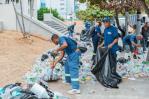 ADN recoge botellitas arrojadas por personas que abandonaron filas de Plásticos por Escolares ADN recoge botellitas arrojadas por personas que abandonaron filas de Plásticos por Escolares