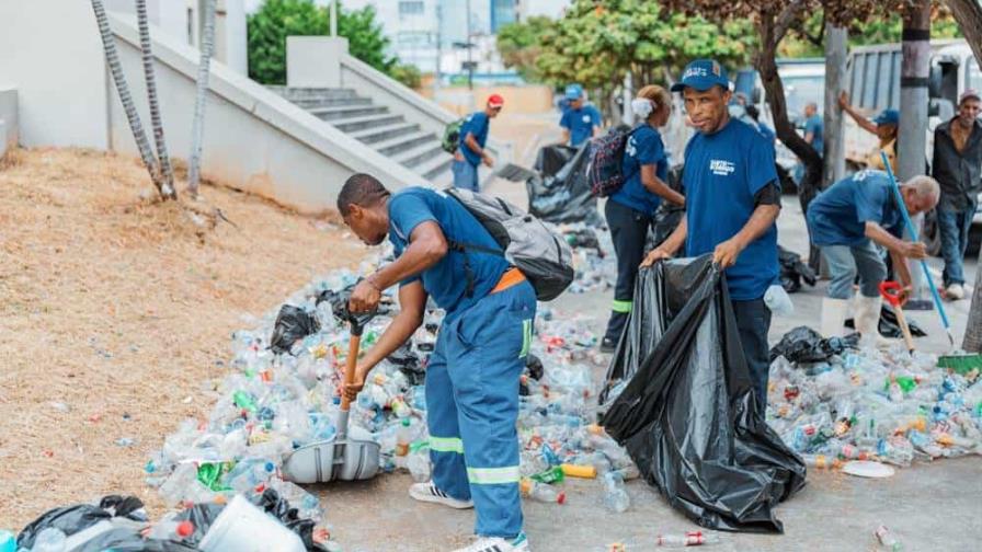 ADN recoge botellitas arrojadas por personas que abandonaron filas de Plásticos por Escolares