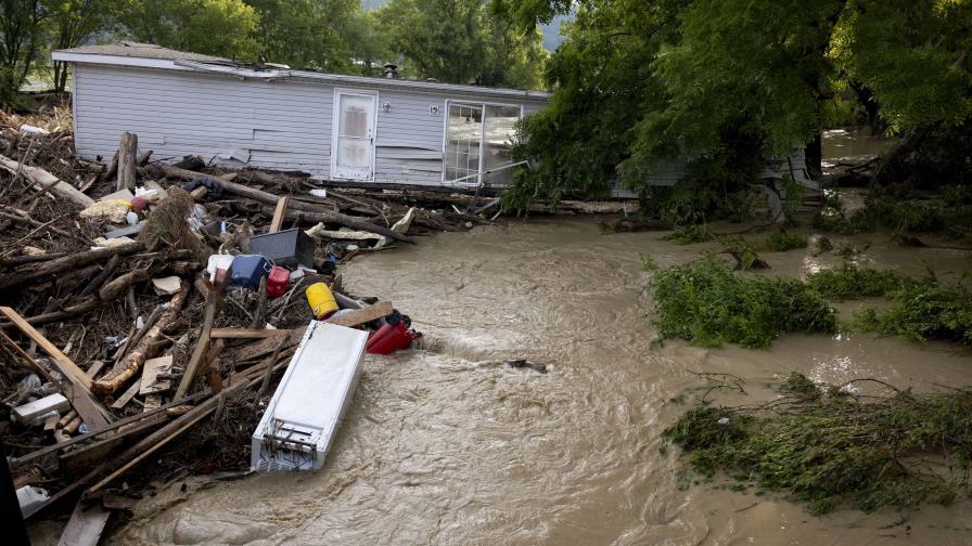 Debby se aleja por fin de EEUU, pero persisten apagones y riesgo de inundaciones