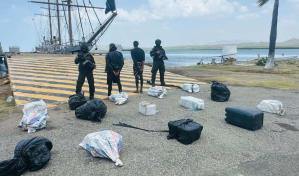 Detienen a dos hombres con 400 paquetes de presuntas drogas en Baní