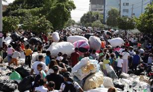 Ciudadanos acuden masivamente a intercambiar plásticos por útiles escolares con la alcaldía