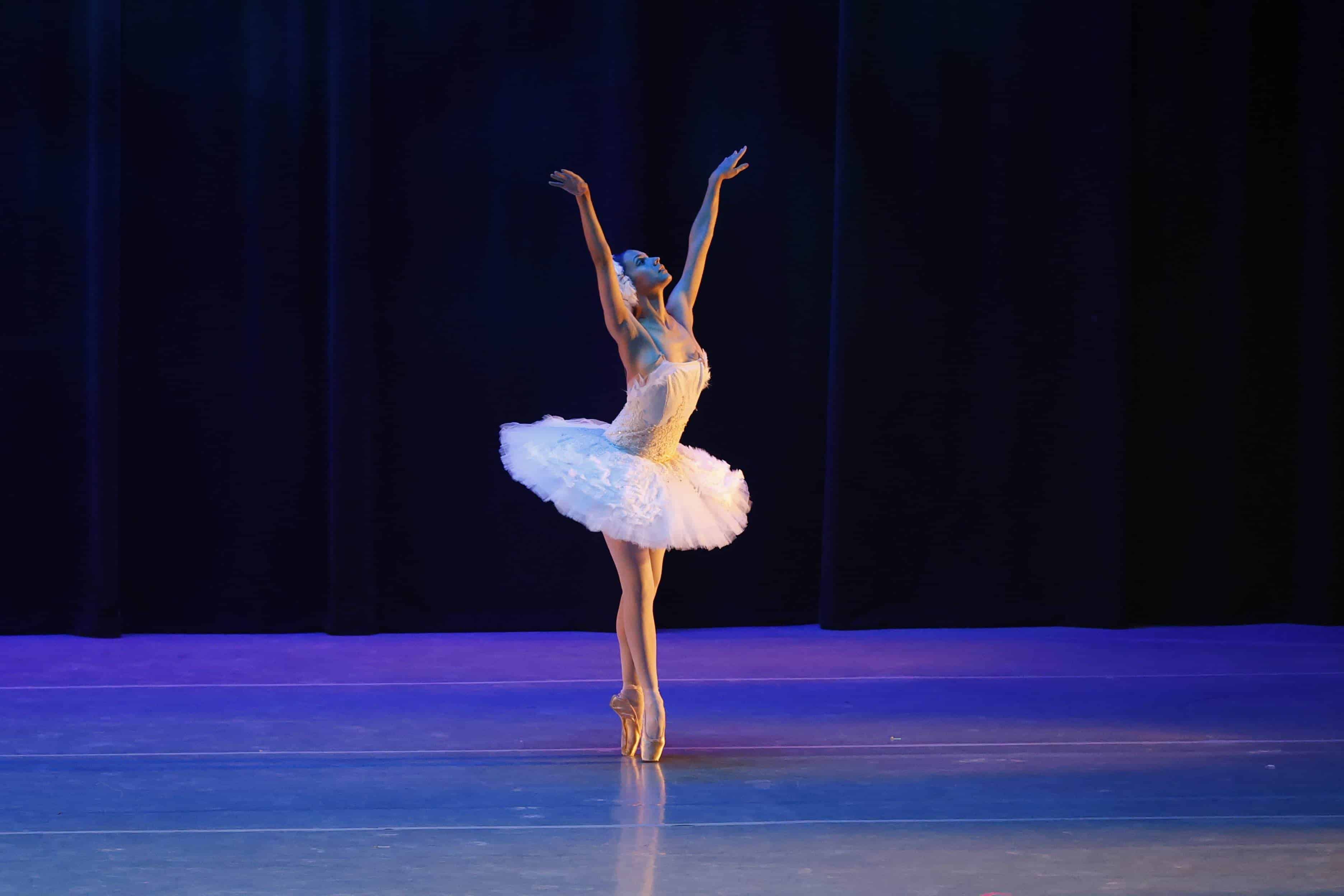 Alexa Torres interpretando La Muerte del Cisne.