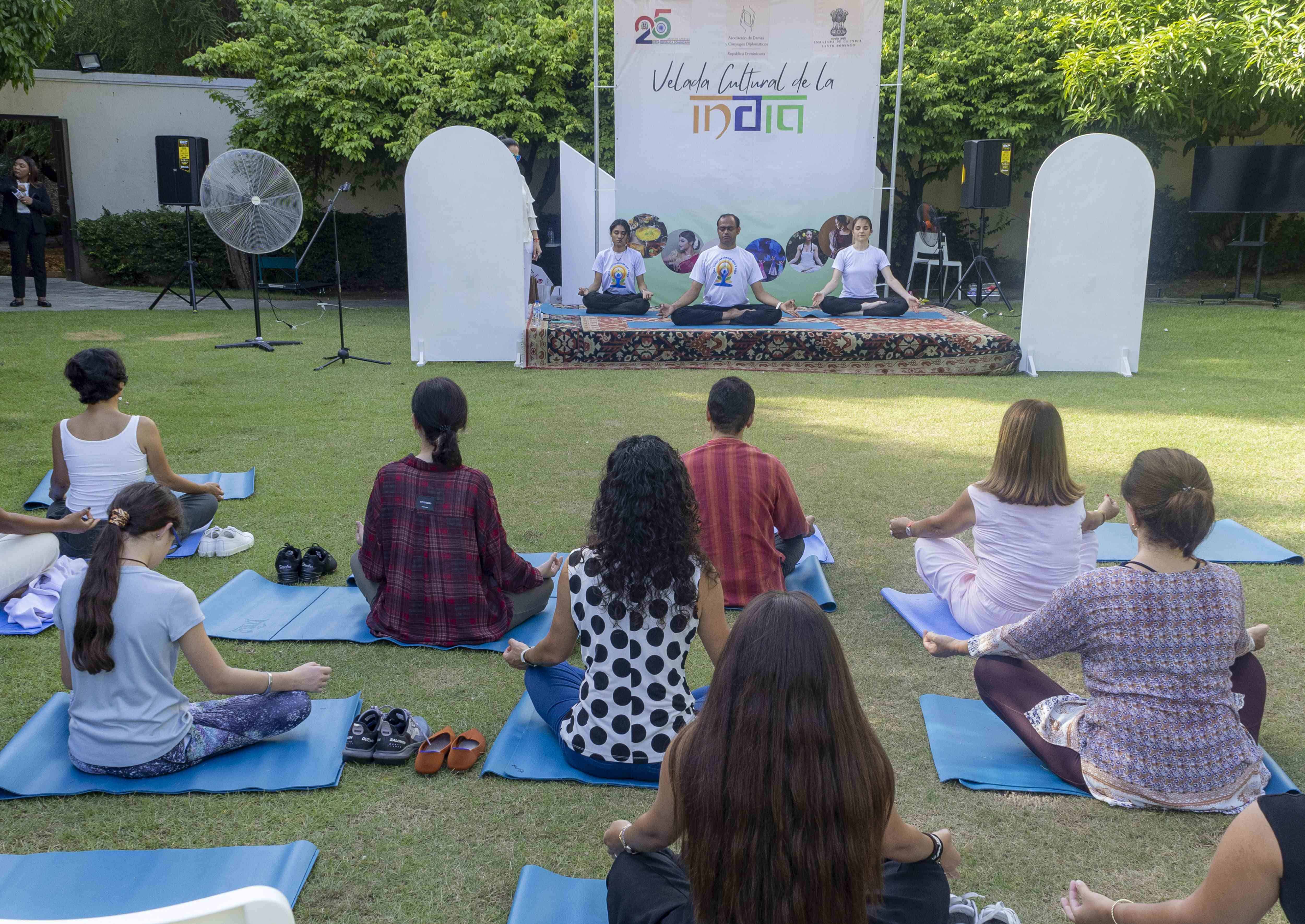 Invitados durante la sesión de yoga.