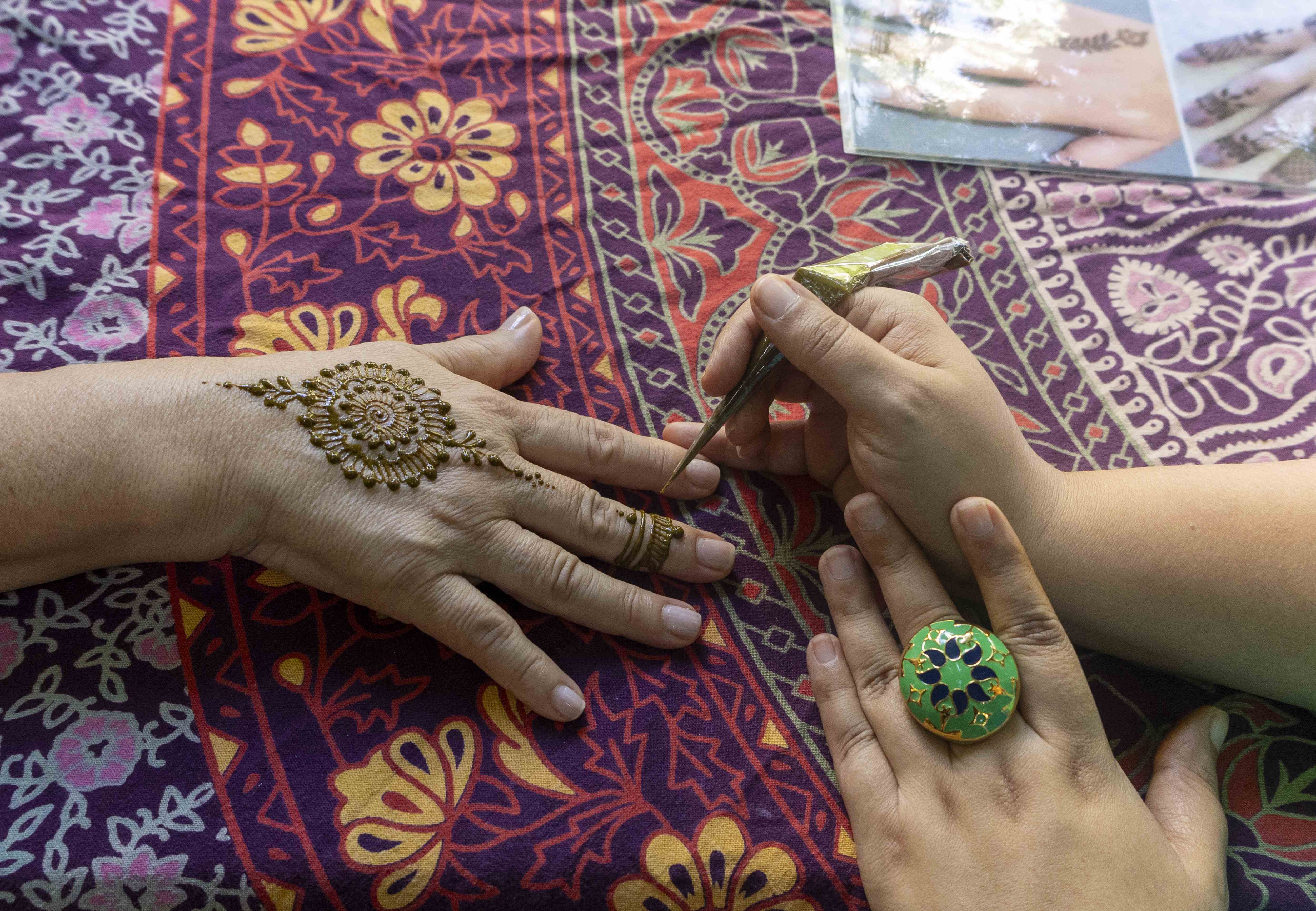 Las invitadas disfrutaron del arte Henna.