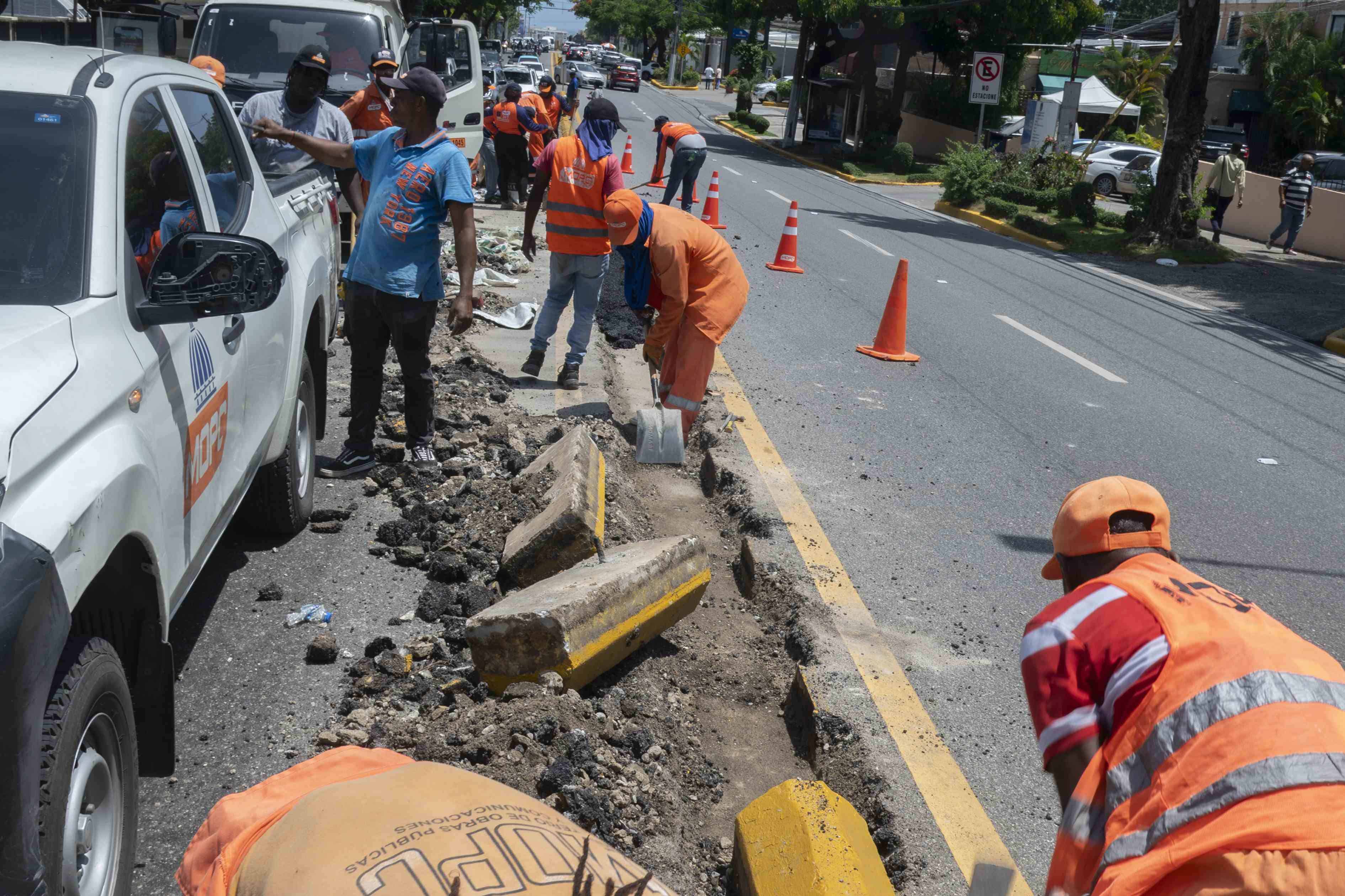 El Ministerio de Obras Públicas se ha encargado de asfaltar y acondicionar la avenida Máximo Gómez. 