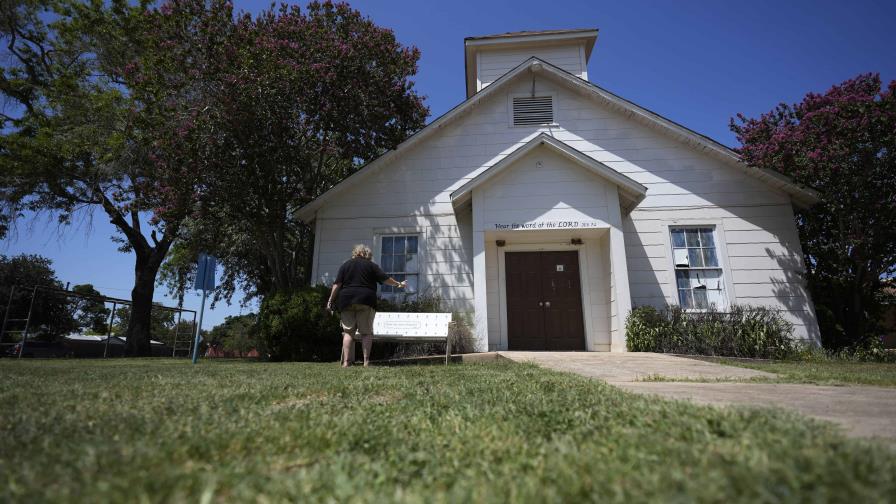 Inicia demolición de iglesia de Texas donde murieron 26 personas en tiroteo en 2017