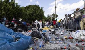 Fundación Botellas de Amor almacena los plásticos esparcidos en calles del Centro de Los Héroes