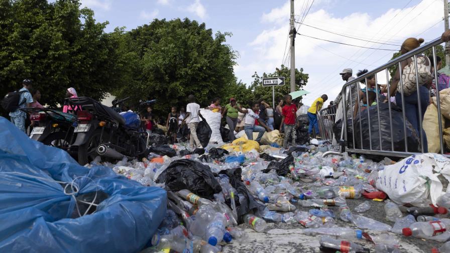 Fundación Botellas de Amor almacena los plásticos esparcidos en calles del Centro de Los Héroes