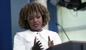 Biden respalda eliminar impuestos a las propinas igual que Trump, asegura la Casa Blanca