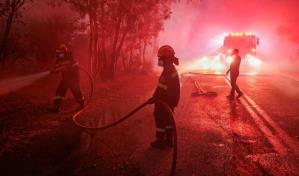 Decenas de evacuaciones durante la noche por los incendios en las afueras de Atenas