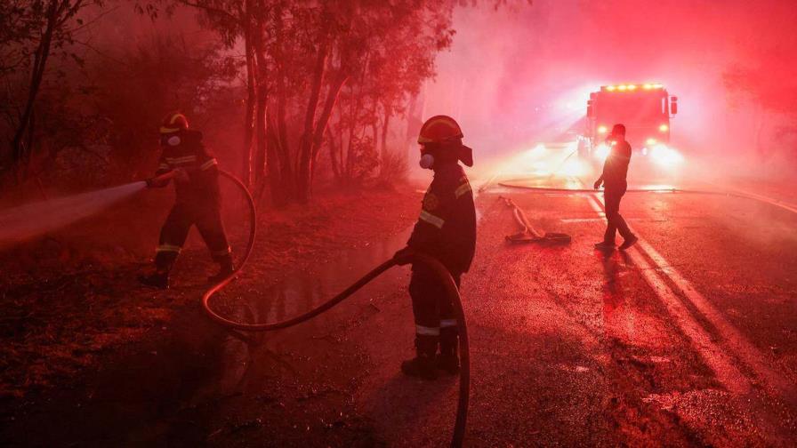 Decenas de evacuaciones durante la noche por los incendios en las afueras de Atenas