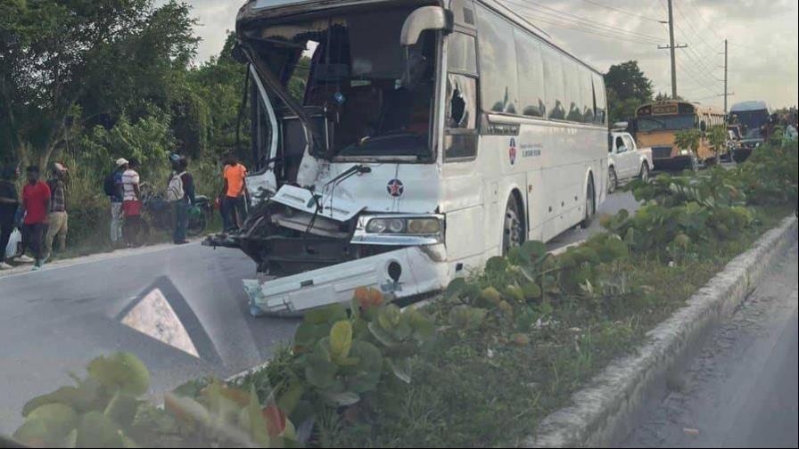 Son dos los fallecidos y 24 heridos en aparatoso accidente en la Circunvalación Verón-Bávaro