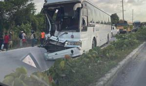Choque de autobús y camión deja un muerto y 24 heridos en Circunvalación Verón-Bávaro