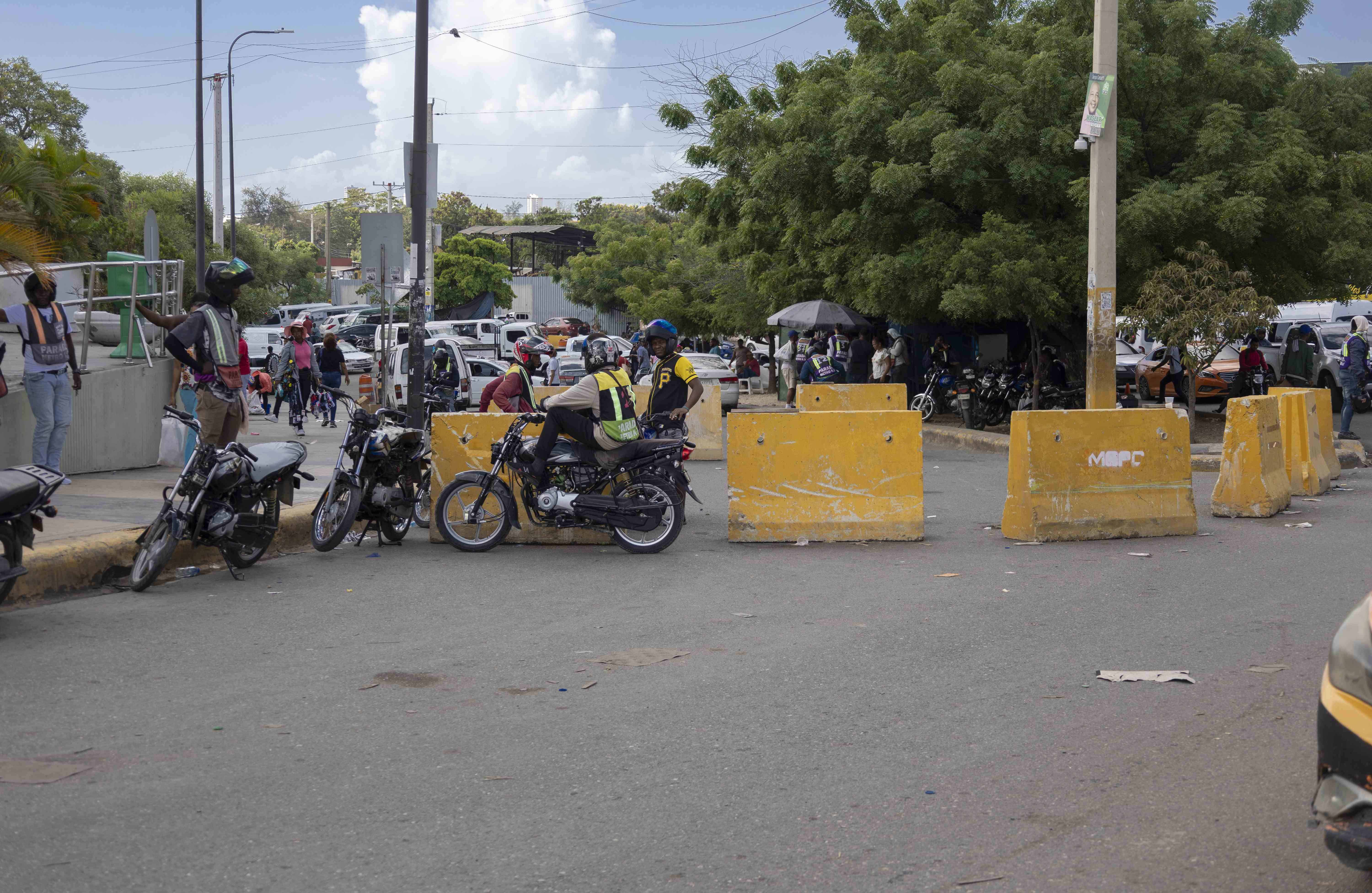 Fueron colocados muros en la calle que da acceso desde la Luperón a la Duarte.