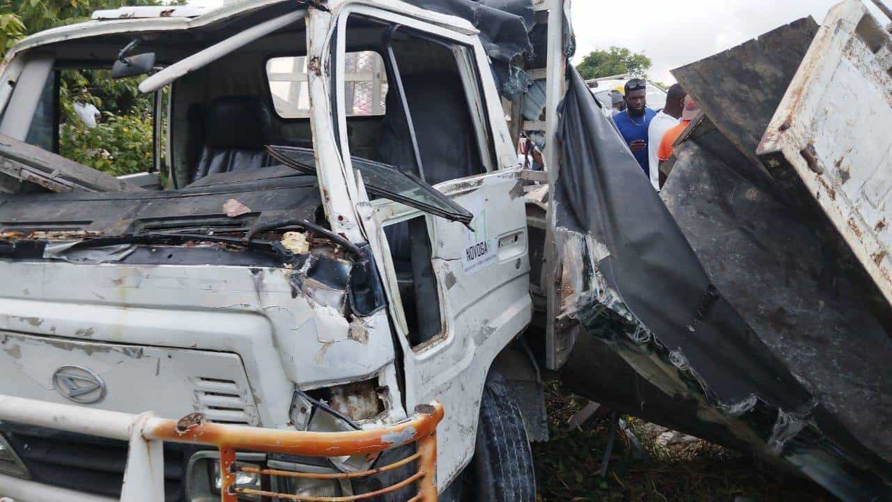 Durante el accidente un camión chocó con una guagua.<br>