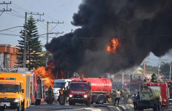 Camión tanquero se incendia en la autopista Duarte y otros vehículos cogen fuego
