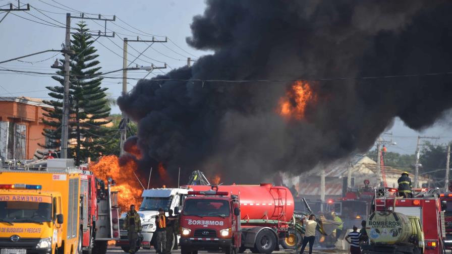 Camión tanquero se incendia en la autopista Duarte y otros vehículos cogen fuego