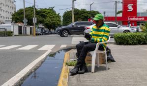 Aguas estancadas en la calle Santiago esquina Máximo Gómez