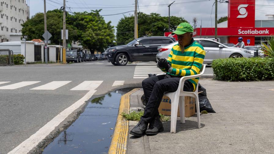 Aguas estancadas en la calle Santiago esquina Máximo Gómez