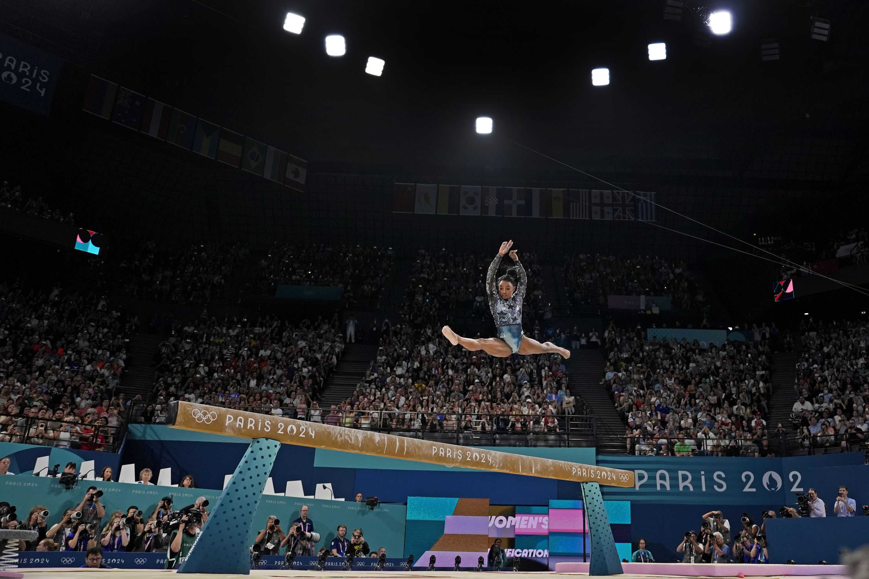 Simone Biles de Estados Unidos compite en la barra de equilibrio durante una ronda de clasificación de gimnasia artística femenina en los Juegos Olímpicos de Verano de 2024, el domingo 28 de julio de 2024, en París, Francia.