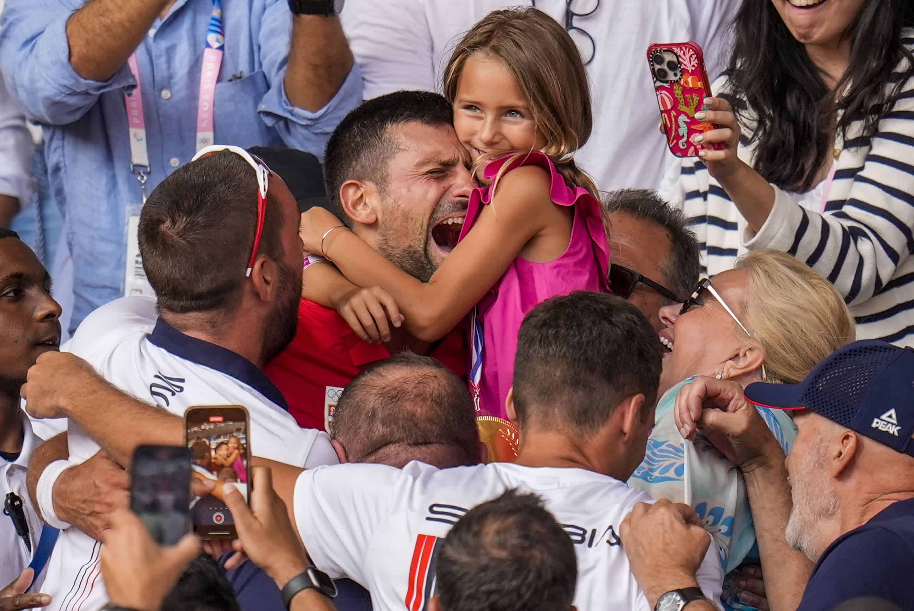 El serbio Novak Djokovic abraza a su hija Tara después de derrotar al español Carlos Alcaraz en la final de tenis individual masculino en el estadio Roland Garros durante los Juegos Olímpicos de verano de 2024, el domingo 4 de agosto de 2024, en París, Francia.