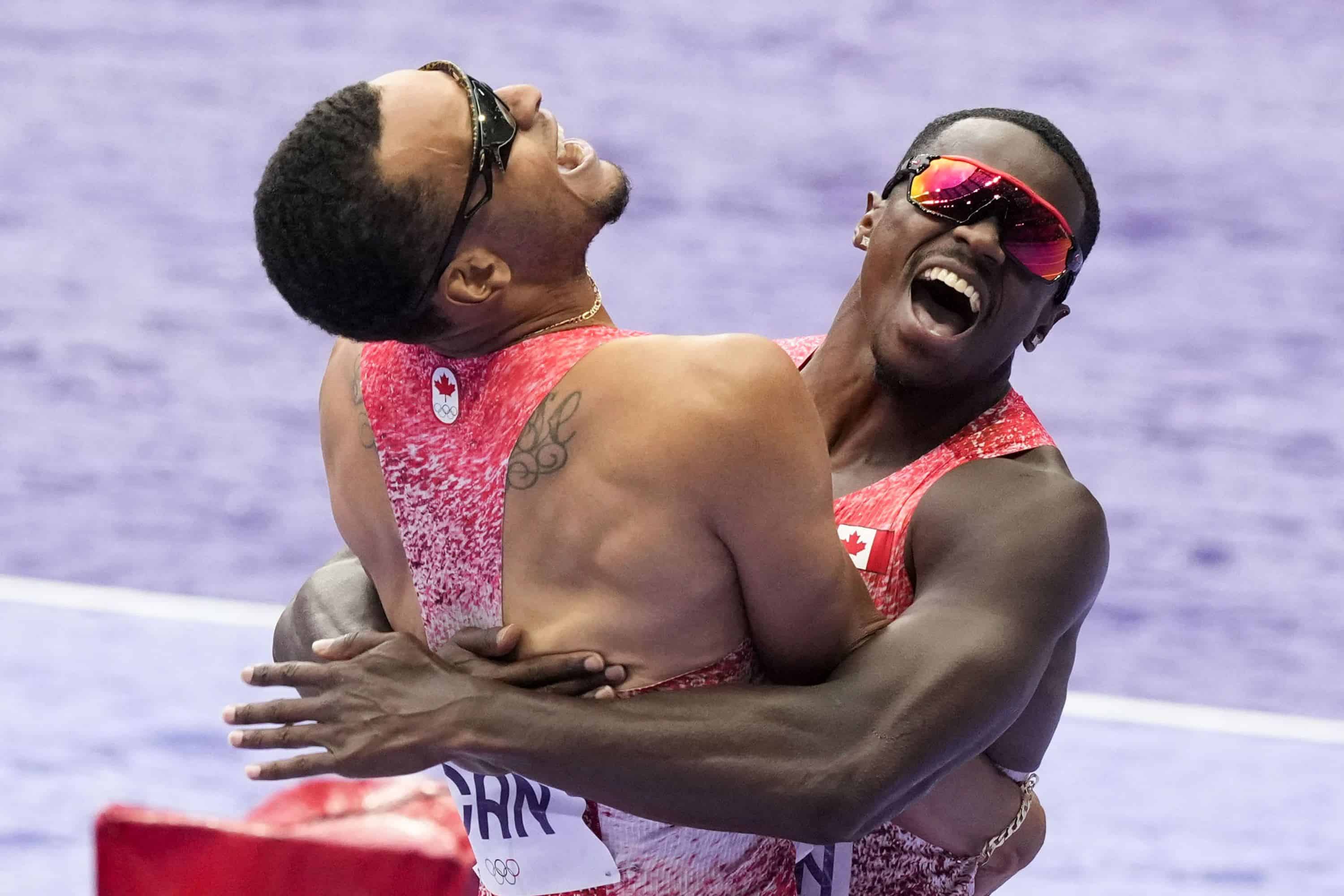 Andre de Grasse, de Canadá, izquierda, celebra con Aaron Brown, después de ganar la final masculina de relevos de 4 x 100 metros en los Juegos Olímpicos de Verano de 2024, el viernes 9 de agosto de 2024, en Saint-Denis, Francia.