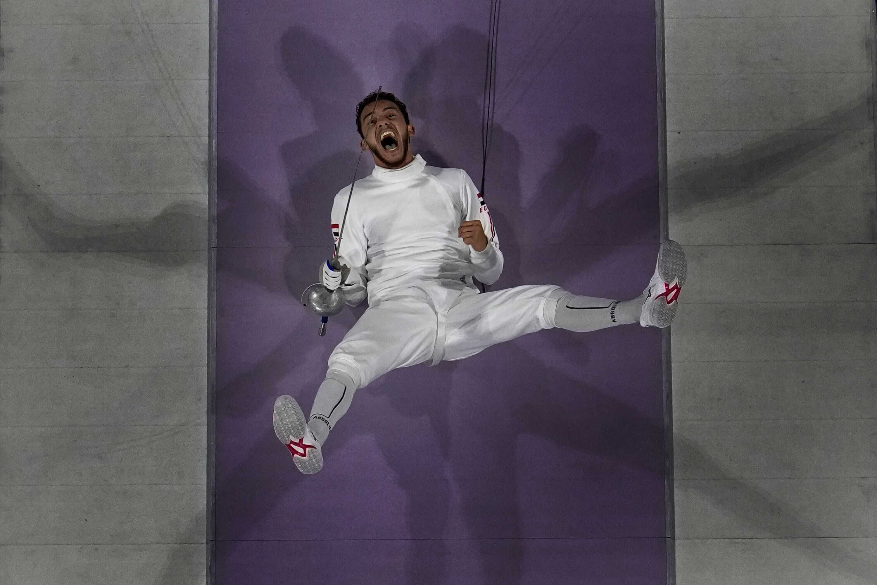 El egipcio Mohamed Elsayed celebra después de ganar el partido final de bronce de espada individual masculino contra el húngaro Tibor Andrasfi en los Juegos Olímpicos de verano de 2024, el domingo 28 de julio de 2024, en París, Francia.