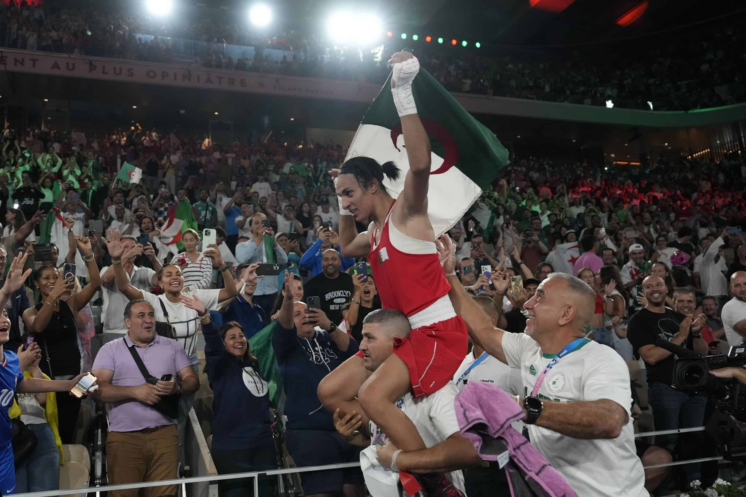 Imane Khelif de Argelia celebra después de derrotar a Yang Liu de China para ganar el oro en la final de boxeo femenino de 66 kg en los Juegos Olímpicos de Verano de 2024, el viernes 9 de agosto de 2024, en París, Francia.