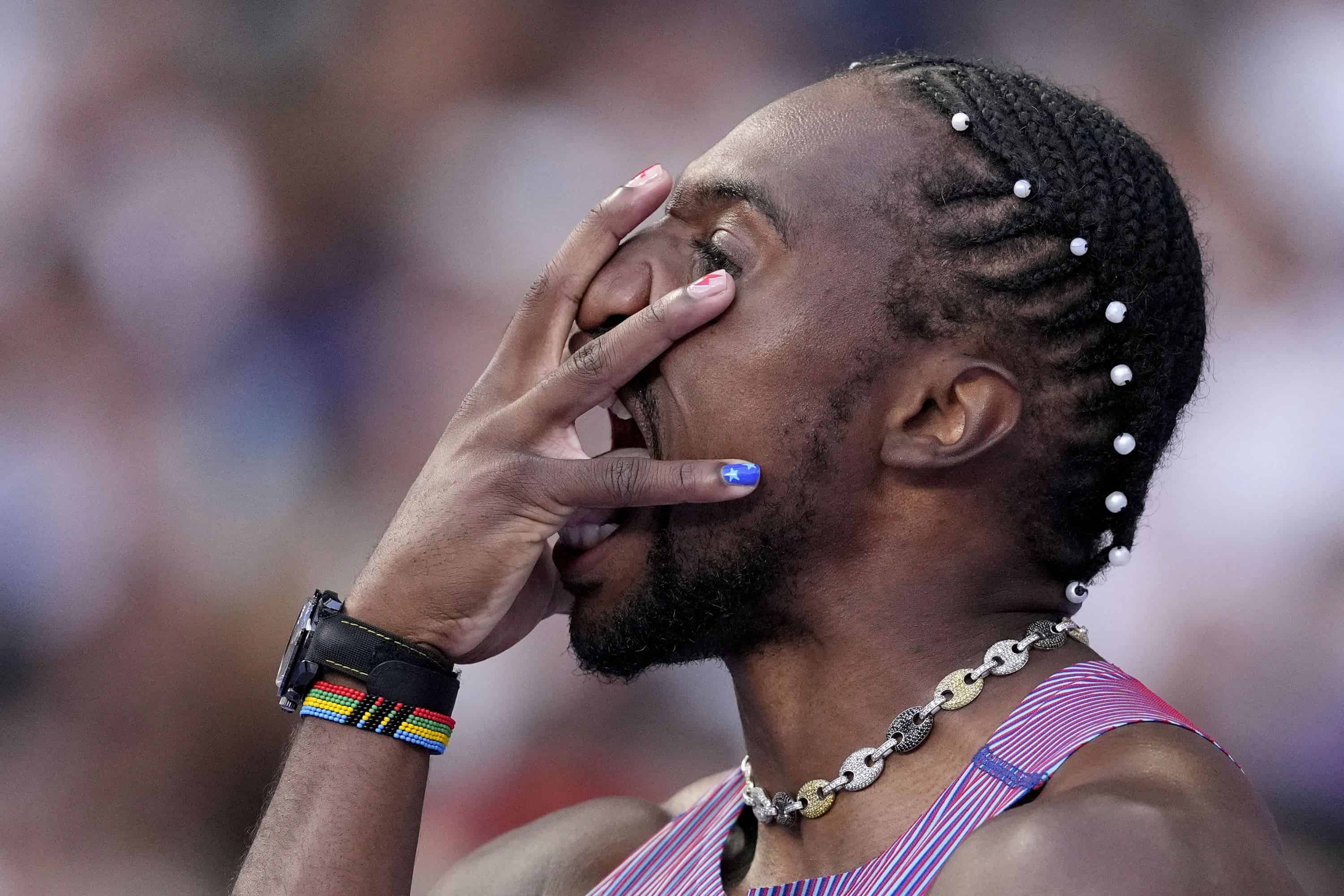 Noah Lyles de Estados Unidos reacciona antes de su semifinal masculina de 100 metros en los Juegos Olímpicos de Verano de 2024, el domingo 4 de agosto de 2024, en Saint-Denis, Francia.