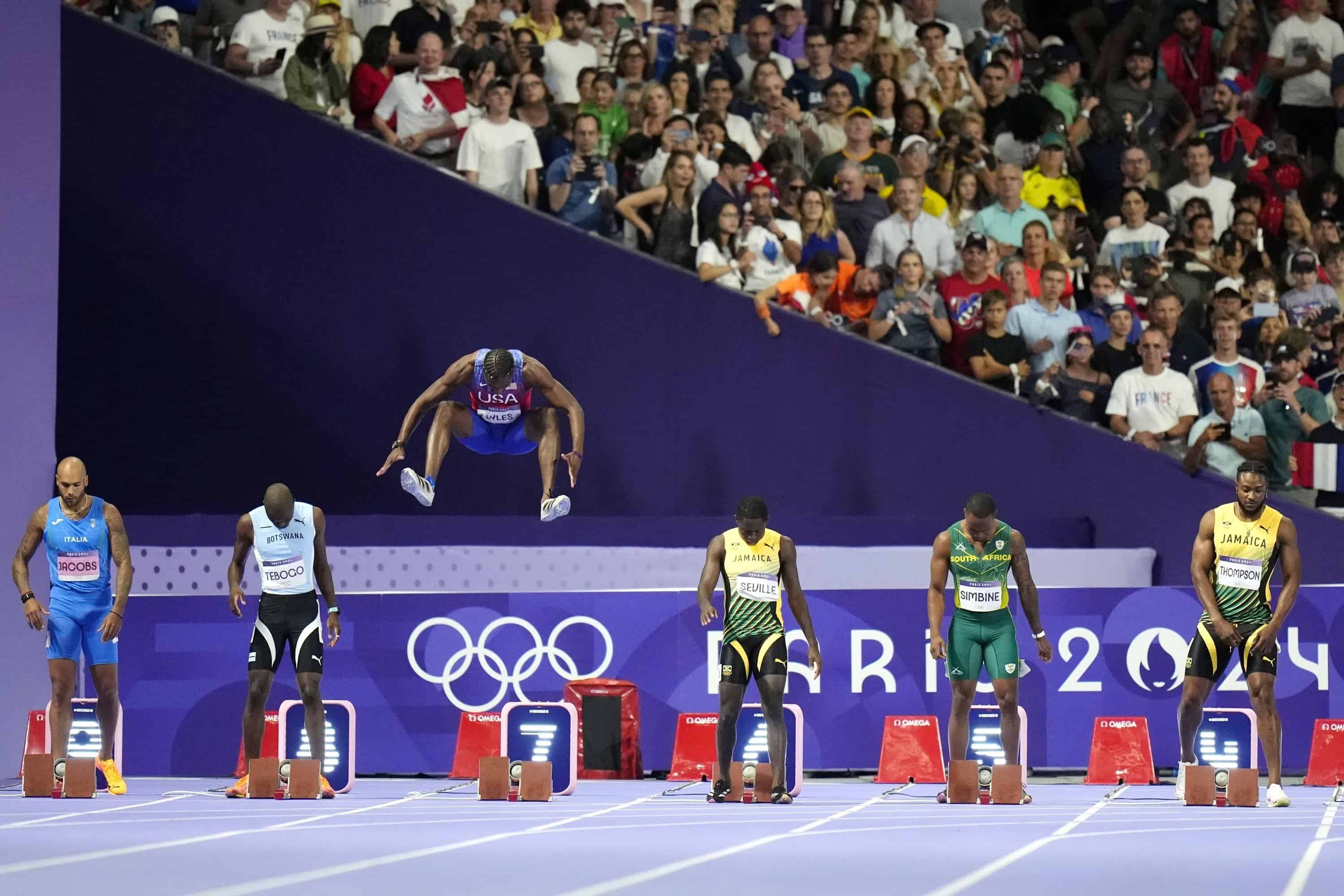 Noah Lyles, de Estados Unidos, salta por delante de la final masculina de 100 metros en los Juegos Olímpicos de Verano de 2024, el domingo 4 de agosto de 2024, en Nanterre, Francia.
