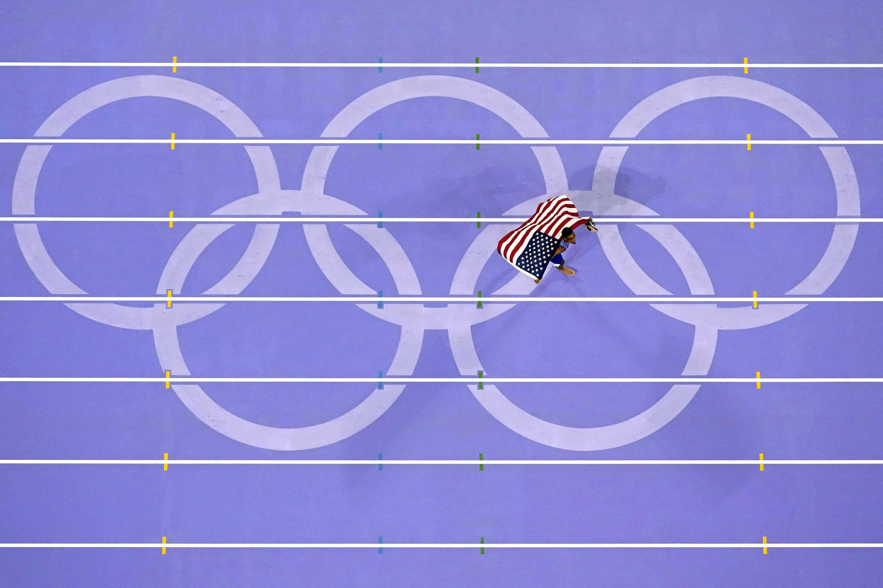 Quincy Hall, de Estados Unidos, celebra después de ganar la final masculina de 400 metros en los Juegos Olímpicos de Verano de 2024, el miércoles 7 de agosto de 2024, en Saint-Denis, Francia.