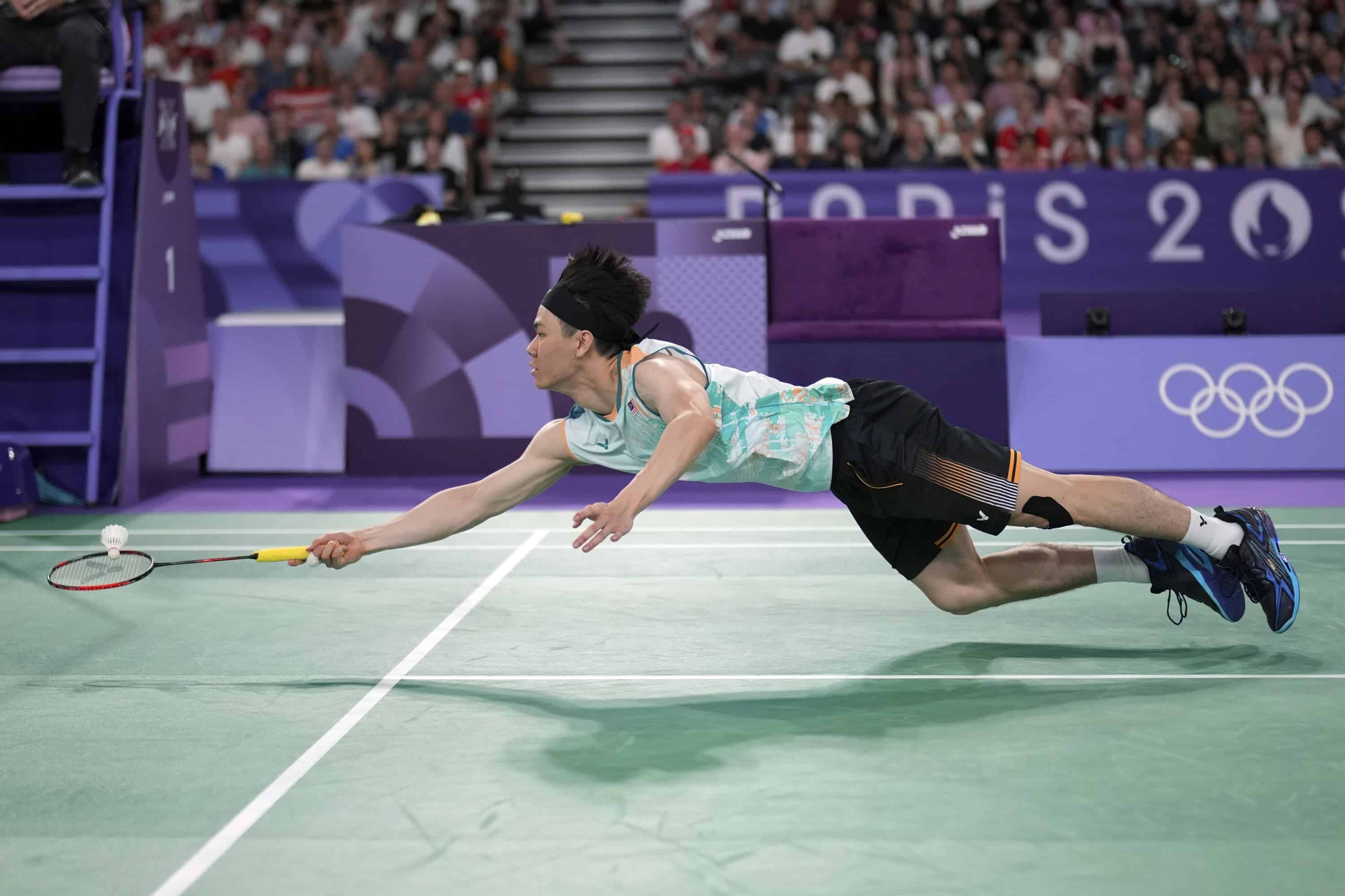 Lee Zii Jia de Malasia juega contra Lakshya Sen de la India durante el partido por la medalla de bronce de bádminton individual masculino en los Juegos Olímpicos de Verano de 2024, el lunes 5 de agosto de 2024, en París, Francia.