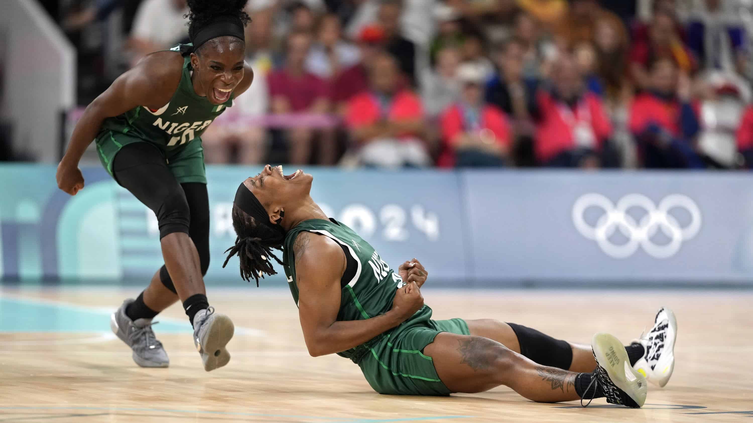Ezinne Kalu (23) y Promise Amukamara (10), de Nigeria, celebran en un partido de baloncesto femenino contra Canadá en los Juegos Olímpicos de Verano de 2024, el domingo 4 de agosto de 2024, en Villeneuve-dAscq, Francia.