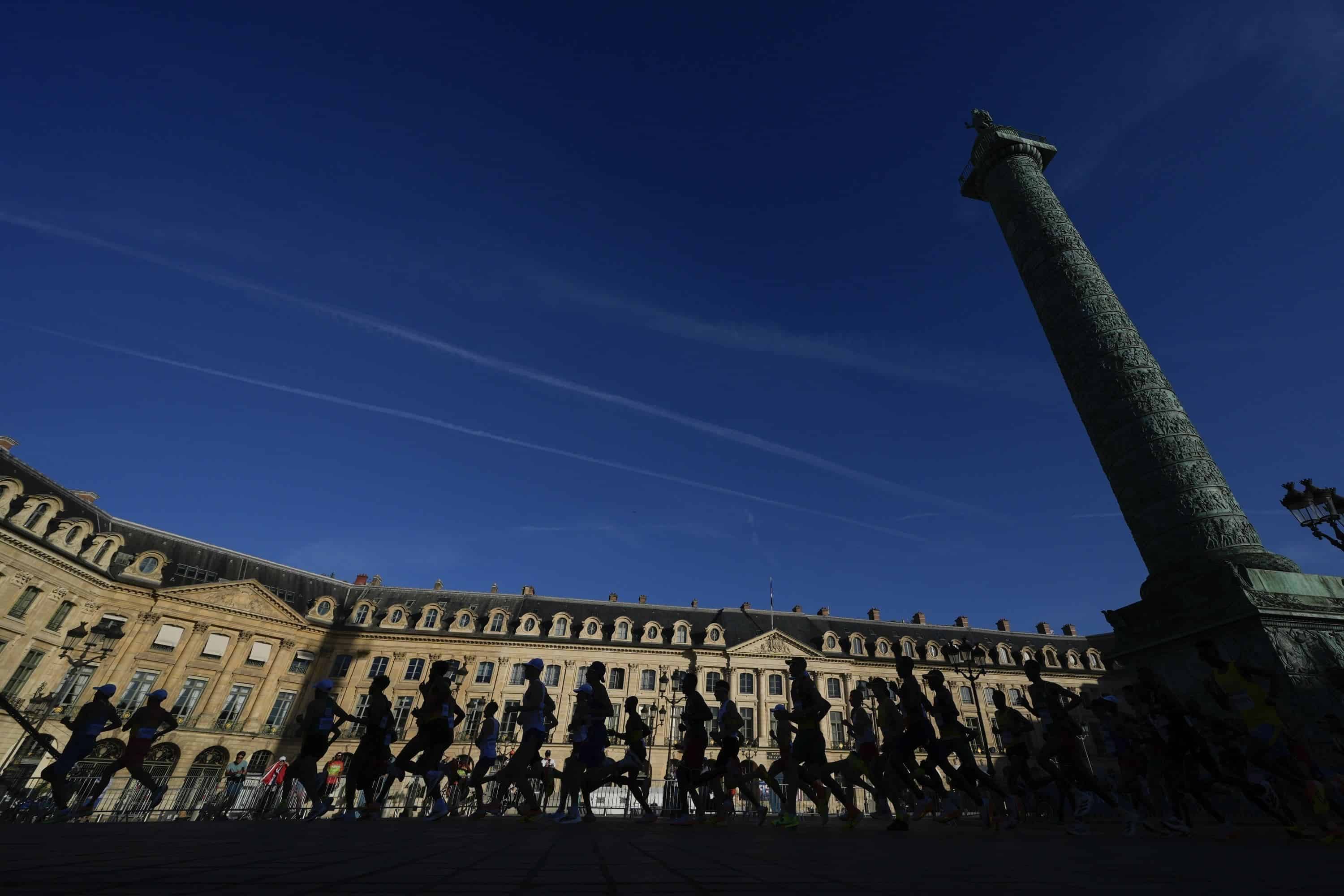 Los competidores corren por la Place Vendome en el centro de París durante el maratón masculino en los Juegos Olímpicos de Verano de 2024, el sábado 10 de agosto de 2024, en París, Francia.