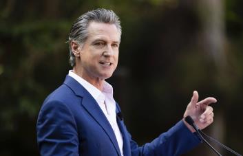 California y Carolina del Sur sopesan limitar el uso de celulares en escuelas