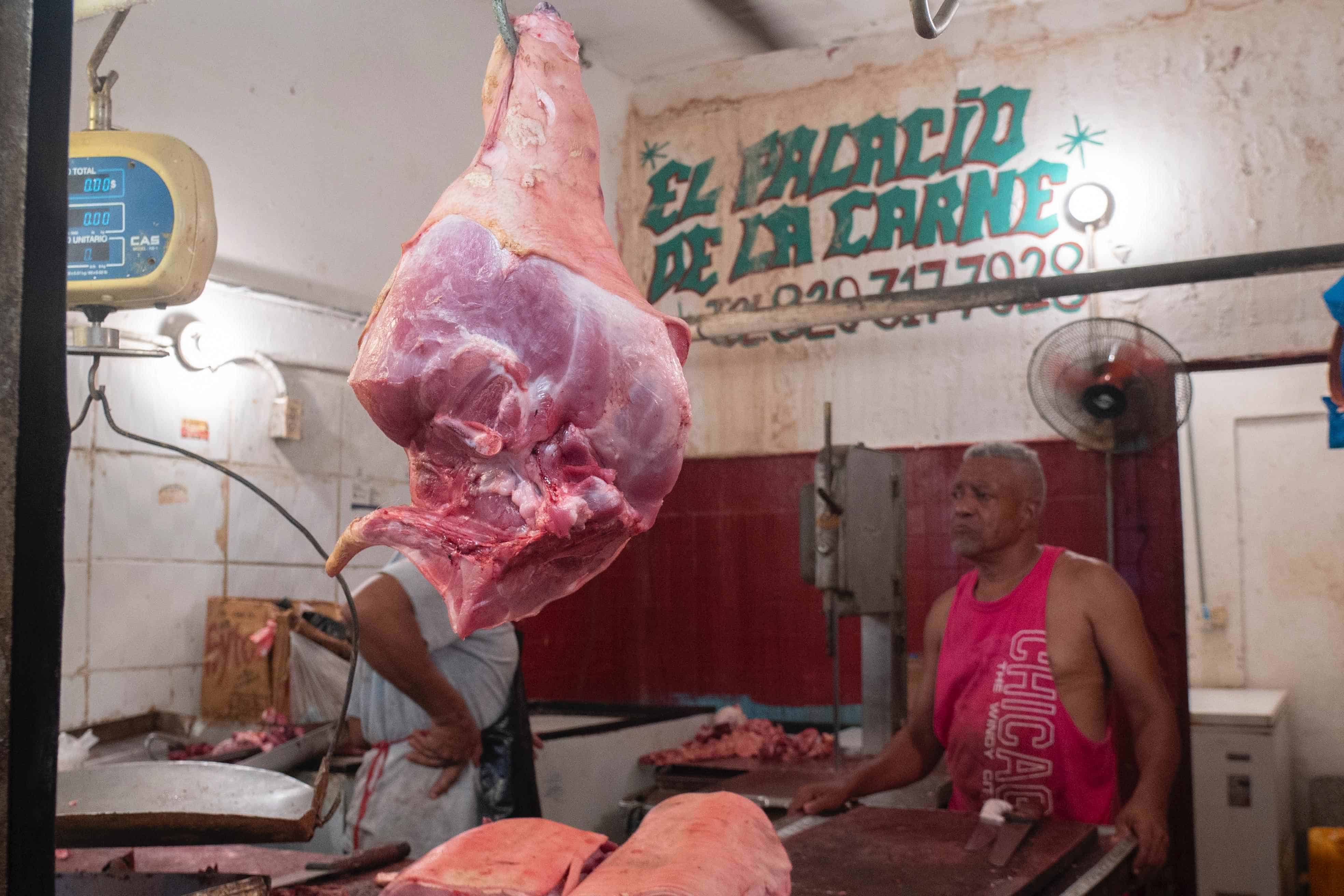 Franklin Vélez, carnicero en el Mercado Nuevo.