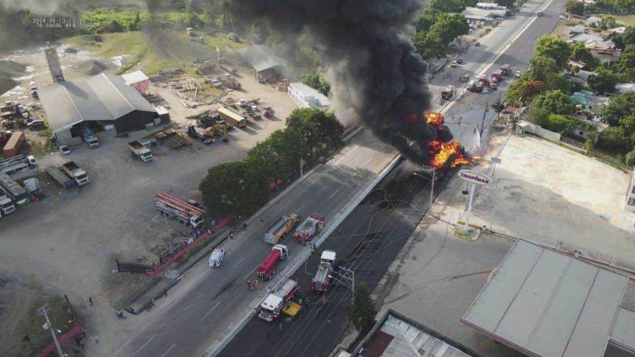 Dos personas resultaron lesionadas por incendio en camión tanquero en La Vega