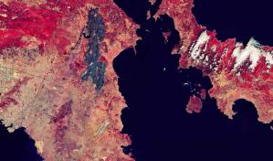 Una imagen satelital  muestra las áreas quemadas en Atenas