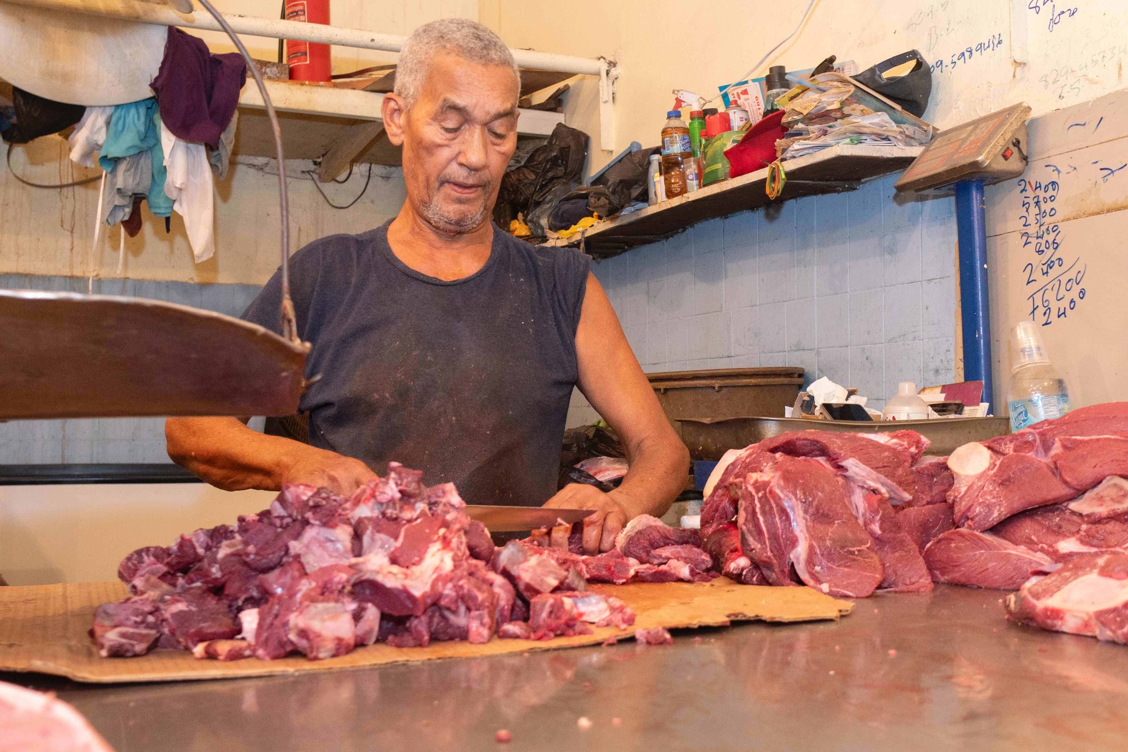 José Báez, carnicero en el Mercado Nuevo.