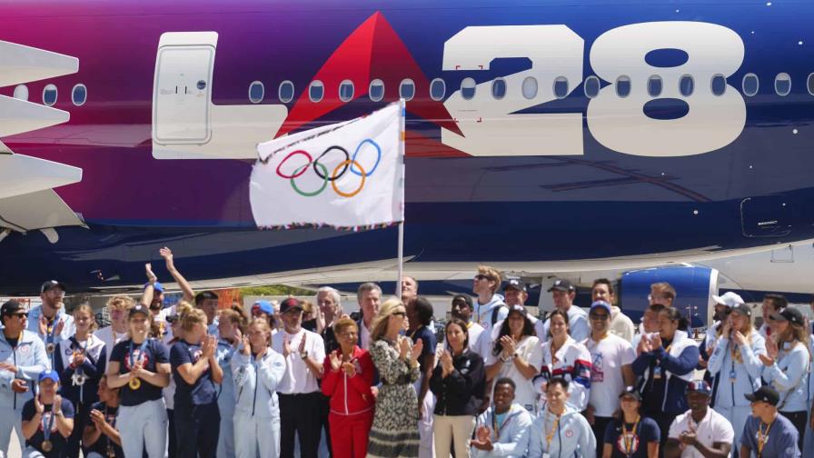 La bandera olímpica aterriza en Los Ángeles: cuenta atrás para los JJ.OO. de 2028