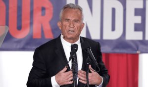 Atrasan el inicio del voto por correo en Carolina del Norte por una demanda de Kennedy Jr.