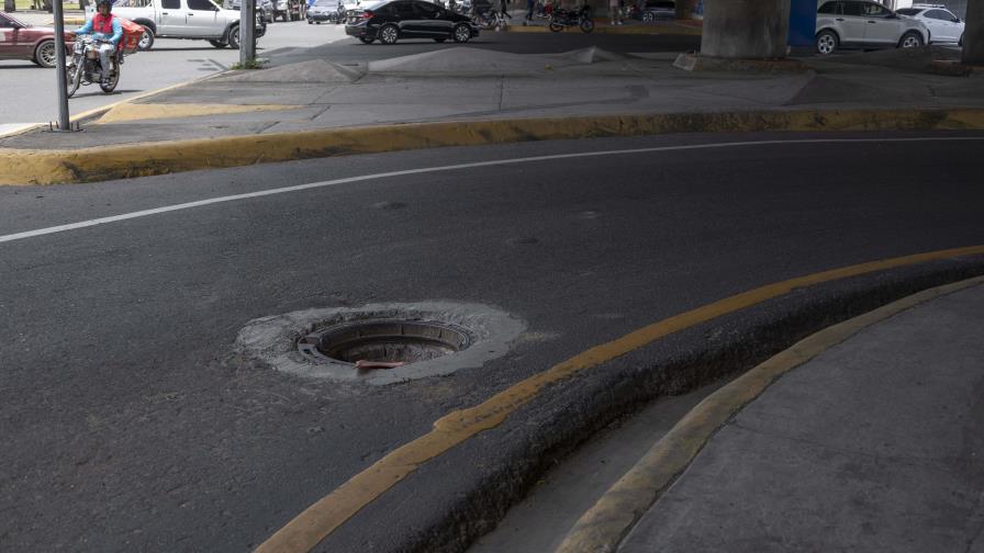 Demandan de la Caasd reposición de tapa sustraída de registro en la avenida Kennedy con Defilló