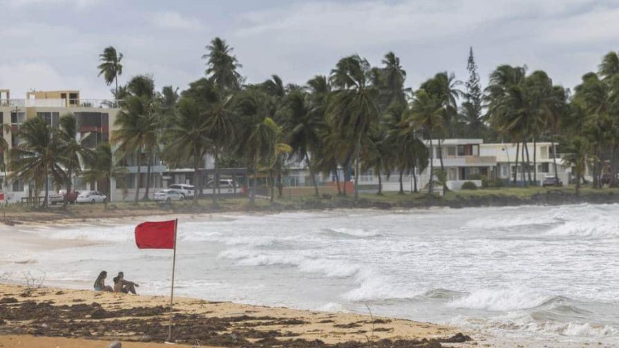 La tormenta Ernesto se fortalece en su ruta hacia Puerto Rico tras azotar Caribe oriental